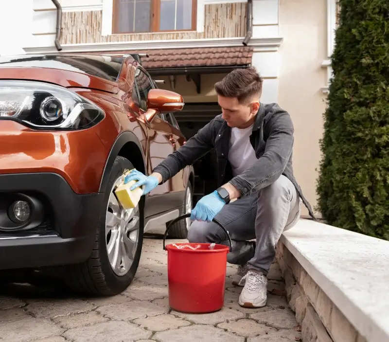 Lavage auto à domicile Mesnils-sur-Iton : professionnel intervenant sur un véhicule